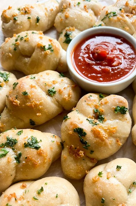 Sourdough Herb And Cheese Rolls, Sourdough Garlic Knots Easy, Sourdough Garlic Bread Recipes, Sour Dough Garlic Knots, Garlic Cheddar Sourdough Bread, Sourdough Starter Garlic Bread, Sourdough Discard Garlic Pull Apart Bread, Garlic Sourdough Rolls, Sourdough Discard Garlic Rolls