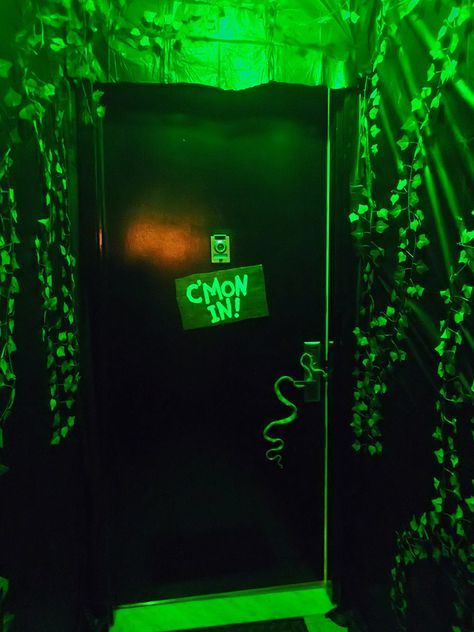 Front hallway with fake vines Halloween Green Aesthetic, Green Aesthetic Party, Dark Party Aesthetic, Slytherin Party Aesthetic, Green Halloween Aesthetic, Bayou Halloween, Halloween Party Decorating Ideas, Halloween Party Aesthetic, Slytherin Party