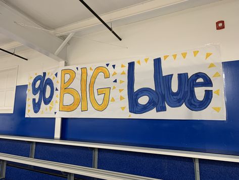 Football Fence Signs High School, Game Day Banners Football, Pep Rally Sign Ideas, School Posters Spirit, School Spirit Decor, Homecoming School Decorations, Cheer Posters Ideas Signs Football, Cheer Sign Ideas, Spirit Signs For School