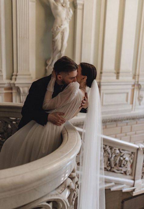 Wedding Staircase, Wedding Portrait Poses, Wedding Picture Poses, Wedding Photography Styles, Wedding Couple Poses, Wedding Photos Poses, Wedding Engagement Photos, Castle Wedding, Wedding Mood