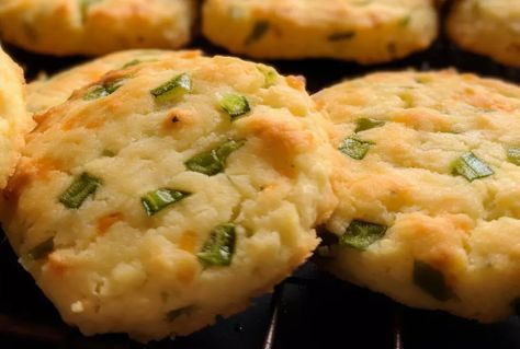 Cheesy Jalapeño Shortbread – Findatorr Jalapeño Shortbread, Shortbread Bites, Chia Egg, Gluten Free Shortbread, Flour Alternatives, Shortbread Recipes, Low Carb Baking, Savoury Baking, Cheese Flavor