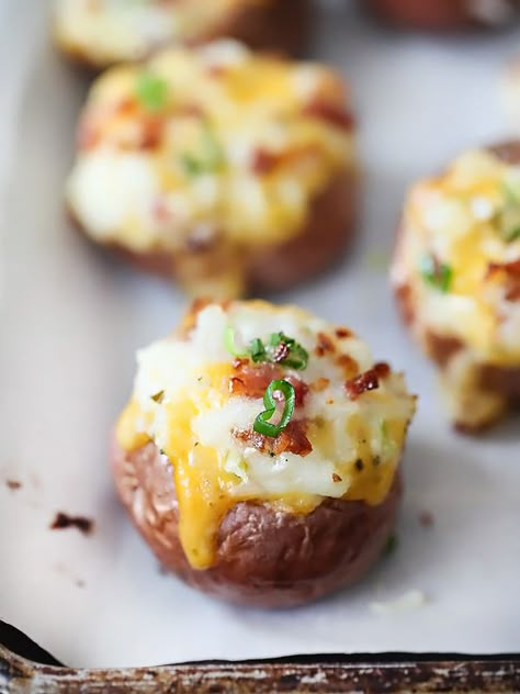 Small Twice Baked Potatoes, Mini Loaded Potatoes, Red Potato Appetizers, Twice Baked Red Potatoes, Mini Twice Baked Potatoes, Mini Baked Potatoes, Red Potatoes Recipe, Baked Red Potatoes, Mini Recipes