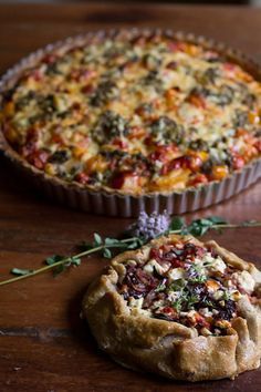 GLUTEN FREE TOMATO TART WITH OLIVES AND FETA Tomato Tart Recipe, Tomato Tart, Savory Tart, Gf Recipes, Foods With Gluten, Tomato Recipes, Sem Lactose, Tart Recipes, Gluten Free Baking