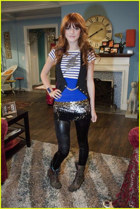 bella thorne Tv Characters Outfits, Bella Thorne And Zendaya, 2004 Fashion, Channel Outfits, Bella Throne, 2000s Outfit, Disney Inspired Fashion, 2000s Clothes, 2000s Outfits