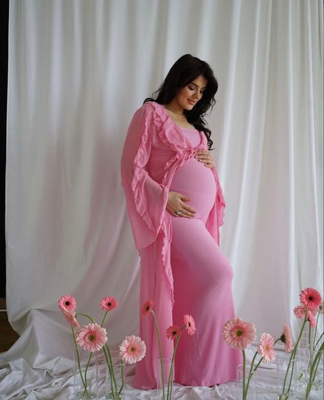 Maternity Picture Outfits, Baby Bump Photoshoot, Maternity Studio Photoshoot, Mother Baby Photography, Cute Maternity Dresses, Cute Pregnancy Pictures, Maternity Photo Outfits, Maternity Photography Poses Pregnancy Pics, Couple Pregnancy Photoshoot