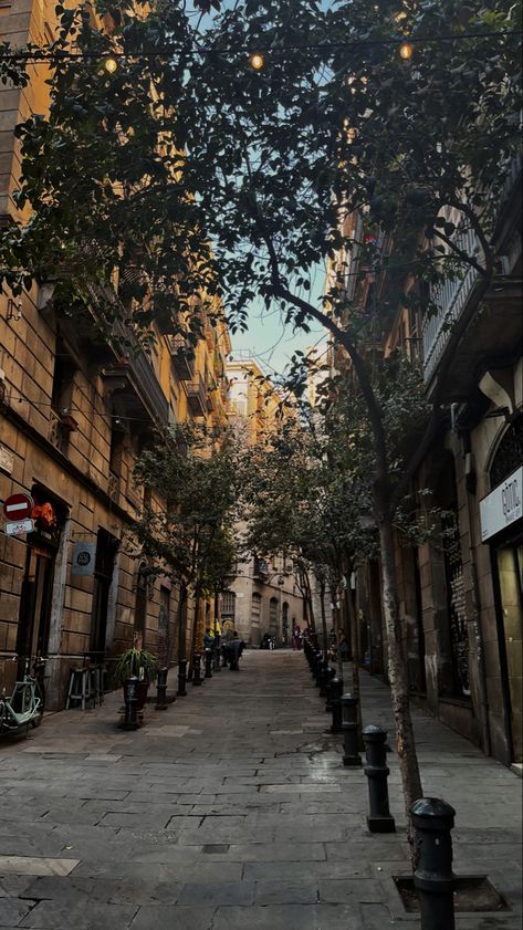 Streets Of Barcelona, Barcelona Street Photography, Barcelona City Aesthetic, Chill Summer Aesthetic, Spain Summer Aesthetic, City Summer Aesthetic, Barcelona Spain Aesthetic, Barcelona Vibes, Spain Vibes