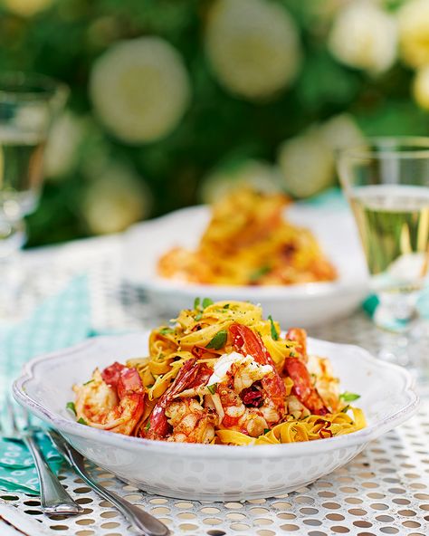 A true taste of Venice in a bowl – juicy prawns, lemon and chilli are tossed through tagliatelle for a dish that's easy on effort but big on flavour. Lemon Tagliatelle, Oms Diet, Valentine's Meal, Italian Mains, Tagliatelle Recipe, Prawn Pasta, Running Diet, Fettuccine Recipes, Prawn Dishes