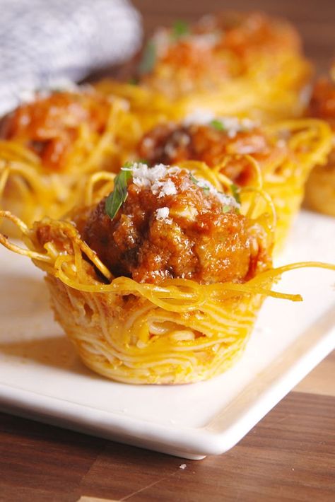 Spaghetti Cups, Meatball Cups, Meatball Bites, Top Appetizers, Resepi Biskut, Best Spaghetti, How To Make Spaghetti, Muffin Tin Recipes, Spaghetti And Meatballs