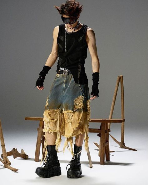 https://pin.it/5RqEUomD6 Avante Garde Outfit, Avant Garde Fashion Street, Avant Garde Street Style, Unconventional Fashion, 2000s Japanese Fashion, Metallic Jeans, Simple Fits, Futuristic Fashion, Fashion Inspiration Design