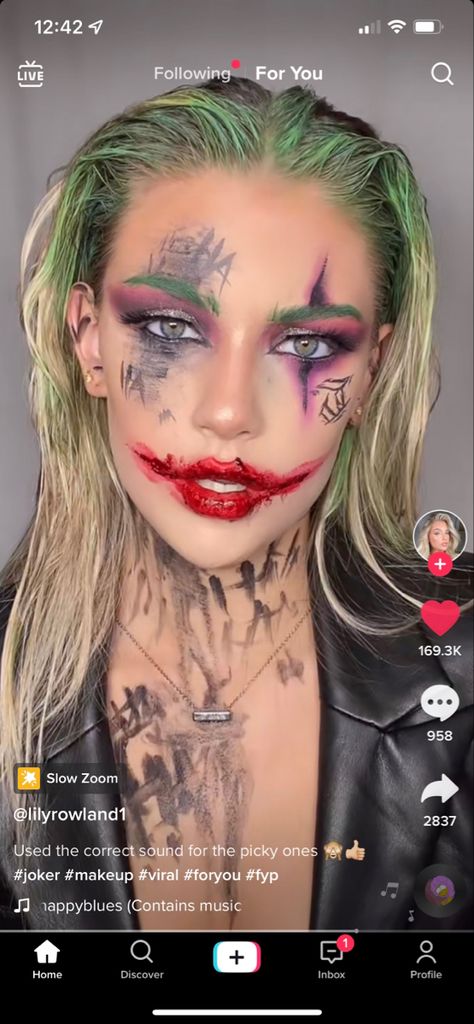 Joker Tattoos Costume, Joker Hair Female, Hot Joker Makeup, Joker Suide Squad Costumes, Joker Hairstyle Women, Jared Leto Joker Costume Female, Blonde Curly Hair Halloween Costumes, Joker Costume Aesthetic, Special Effects Makeup Ideas Creative