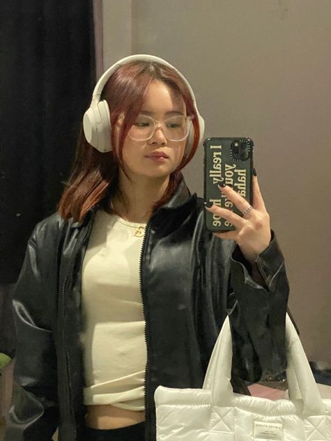 Headphone Poses, Sony Headphones Outfit, Tae Outfits, Headphones Cute, Sony Xm4, Headphones Outfit, Headphone Outfit, Headphone Decoration, Wh 1000xm4