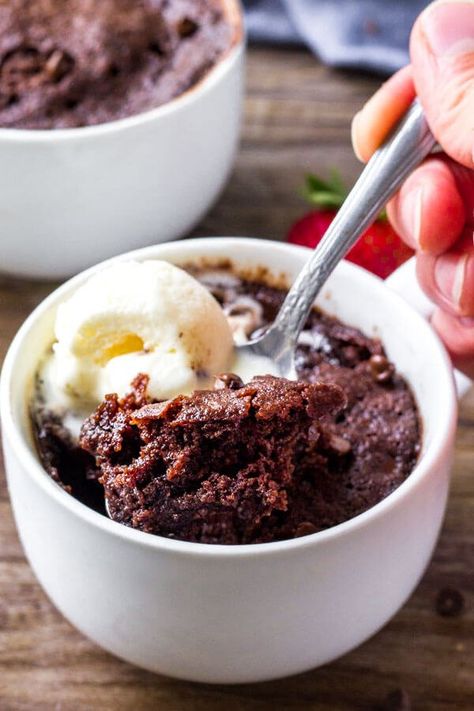 This moist chocolate mug cake fudgy, a little gooey and perfect for when your chocolate craving hits. It's ready in minutes and the delicious chocolate indulgence. #mugcake #chocolatecake #easydesserts #singleserving #chocolate Moist Chocolate Mug Cake, Amish Baking, Entertaining Desserts, Jar Desserts, Nutella Mug Cake, Craving Chocolate, Easy Mug Cake, College Cooking, Chocolate Mug Cake