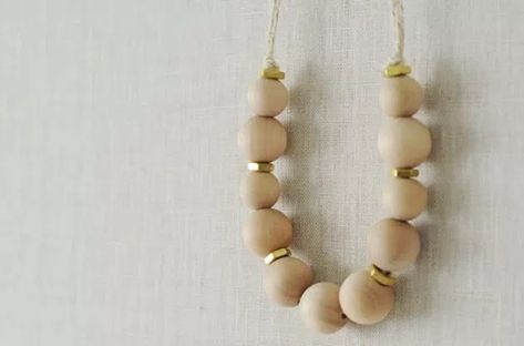 Bead Necklace Diy, Wood Beads Jewelry, Beaded Necklace Tutorial, Wooden Bead Necklaces, Beaded Necklace Diy, Wood Bead Necklace, Necklace Tutorial, Gold Cross Necklace, Pearl Jewelry Necklace