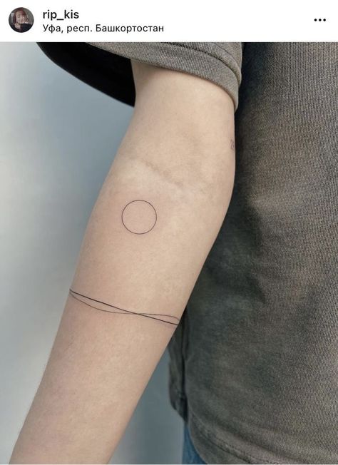 Band Tattoo For Women, Straight Line Tattoo, Line Tattoo Arm, Wrist Bracelet Tattoo, Tattoo Band, Around Arm Tattoo, Minimalistic Tattoo, Tattoo Line, Bestie Tattoo