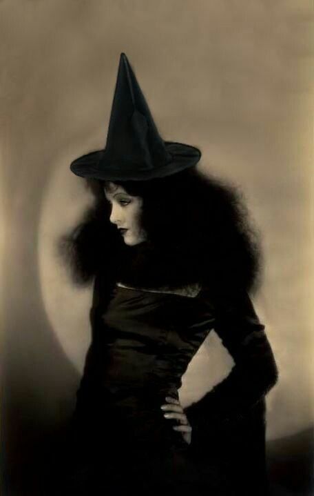 Cyberpunk Female, Old Hag, Beautiful Witch, Myrna Loy, Vintage Witch, Afraid Of The Dark, Images Vintage, Season Of The Witch, Halloween Vintage