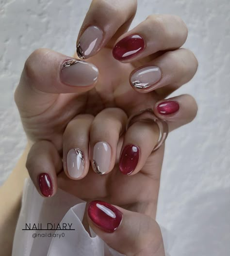 Maroon Cat Eye Nails, Nail Art Merah Maroon, Red Korean Nails, Nail Art Merah, Gel Tip Nails, Red Cat Eye Nails Design, Nail Art Maroon, Cat Nail Designs, Red Nail Art Designs