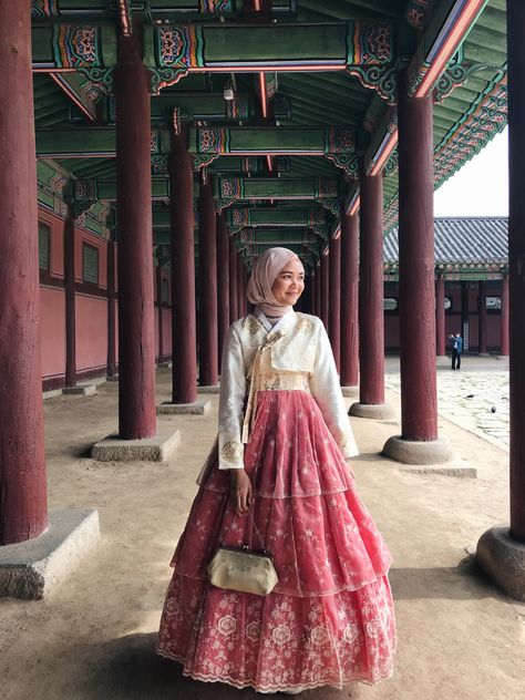 Hanbok Aesthetic, Korean Core, Modesty Dress, South Korea Photography, Astro Jinjin, Asian Traditional Clothes, Traditional Asian Dress, Cinderella Movie, Traditional Attires