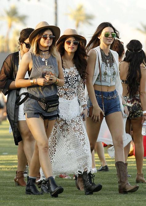 Selena Gomez teams up with some surprising new friends at Coachella Kylie Jenner Coachella Outfits, Selena Gomez Coachella, Celebs At Coachella, Kylie Jenner Coachella, Kylie Jenner Selena Gomez, Coachella Accessories, Moda Coachella, Coachella 2014, Selena Selena