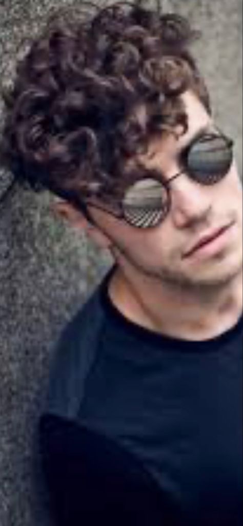 Guy with curly hair and sunglasses in magazine... google Preppy Hairstyles, Mens Photoshoot Poses, Portrait Photography Men, Pose Fotografi, Thick Curly Hair, Men Photoshoot, Model Pose, Man Photography, Men Photography