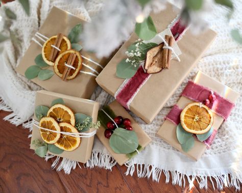 Dried Orange Wrapping, Dried Orange Gift Wrap, Dried Fruit Christmas Wrapping, Dried Citrus Christmas Ornaments, Orange Christmas Ornaments Dried Fruit, Natural Gift Wrapping, Dried Citrus, Gift Wrap Ideas, Dried Oranges