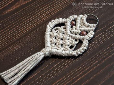 Macrame Owl Keychain, Macrame Owl Tutorial, Keychain Diy Easy, Macrame Tutorial Beginner, Macrame Animals, Owl Tutorial, Keychain Macrame, Owl Keychain, Makramee Diy