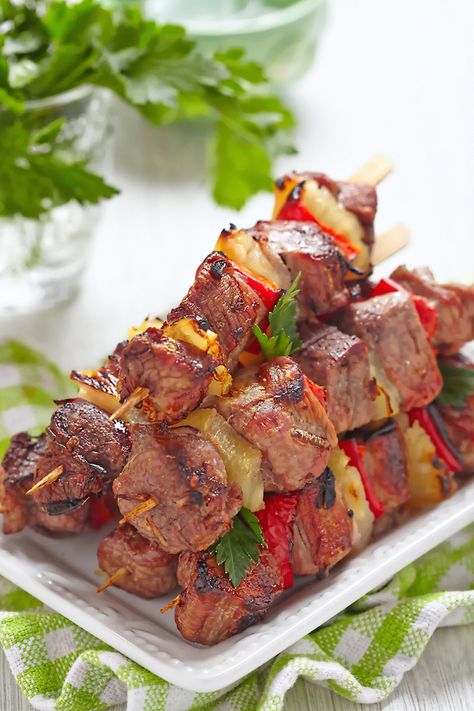 Vous vous demandiez comment cuire des brochettes de boeuf au four et combien de temps les laisser ? Tout est là ! Kebab Sandwich, Beef Kabob Recipes, Pork Kebabs, Braised Chicken Breast, Luau Food, Beef Kebabs, Minced Pork, Beef Kabobs, Kabob Recipes