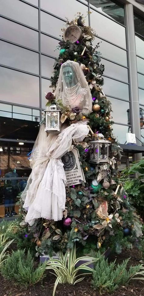 Haunted Mansion Tree, Haunted Mansion Christmas Tree, Haunted Mansion Christmas, Haunted Mansion Aesthetic, Haunted Mansion Nightmare Before Christmas, Haunted Mansion Halloween Decor, Disney Haunted Mansion Christmas Tree, Haunted Mansion Ornaments, Haunted Mansion Decor