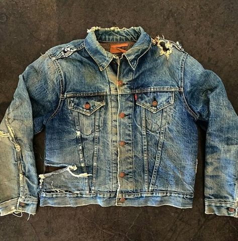 Destroyed Denim Jacket, Edwin Jeans, Denim Inspiration, Street Fashion Men Streetwear, Denim Wear, Upcycle Jeans, Destroyed Denim, Love Jeans, Jacket Denim