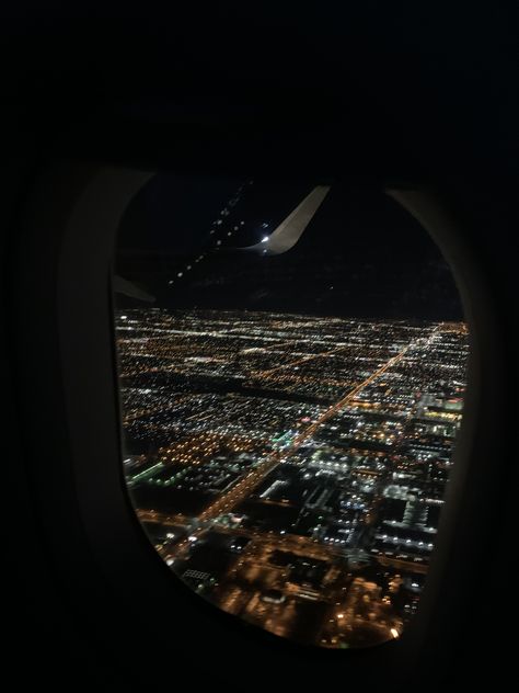 Las Vegas Airplane View, Las Vegas Airport Pictures, Las Vegas At Night, Vegas At Night, Airplane Aesthetic, Plane Aesthetic, Las Vegas Nightlife, Las Vegas Airport, Airplane Window View