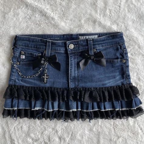 Gyaru Mini Skirt, Skirts Over Pants Y2k, Gyaru Pants, How To Style Low Rise Jeans, 2000s Denim Skirt, Gyaru Skirt, Depop Skirt, Gyaru Clothes, Gyaru Inspiration