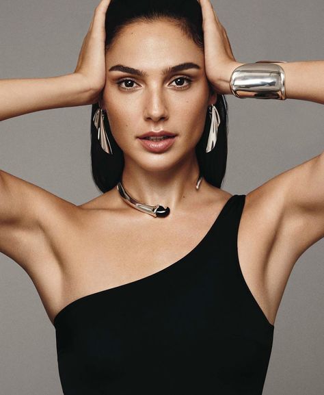 Gal Gadot in Elle US December 2017 by Paola Kudacki Gal Gabot, Gal Gardot, Gal Gadot Wonder Woman, Oh My Goddess, Elle Us, Wonder Women, Elle Magazine, Amanda Seyfried, Gal Gadot