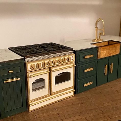 AlanieMini on Instagram: “In love with this green and gold 🥰🥰#alaniemini #dollhouse #dollhouseminiatures #dollhousefurniture” Green Dollhouse, Dollhouse Kitchens, Greenhouse Kitchen, Mini Homes, Gothic Dollhouse, Dollhouse Ideas, Model House, Dolls House Interiors, Dollhouse Kitchen