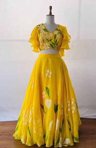 Yandex Images: search for images Kids Yellow Dress, Haldi Dress For Bride, Haldi Dress Ideas, Floral Skirt Outfits, Yellow Long Dress, Haldi Dress, Frocks For Kids, Haldi Outfits, Simple Frock Design