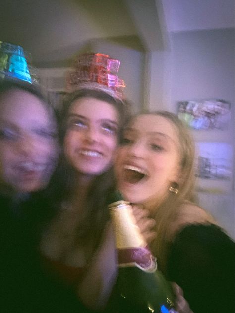 New Years Aesthetic Pictures, New Years Eve Birthday Party Ideas, Nye Party Pictures, New Year Eve Photo Ideas, Nye Photoshoot Ideas At Home, Friends New Years Party, New Years Eve Pics, New Years Friends Party, New Years Party Ideas For Teens