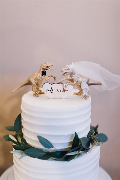 T Rex Wedding Cake Topper, Dinosaur Wedding Cake Topper, Wedding Cake Topper Ideas Unique, Wedding Topper Ideas, Dino Wedding Cake, Dino Wedding, Fun Wedding Cake Toppers, Dinosaur Wedding Cake, Unique Wedding Cake Toppers