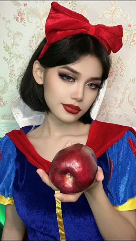 Snow White Makeup Halloween, Snow White Makeup Looks, Snow White Halloween Makeup, Snow White Makeup, Snow White Cosplay, White Face Paint, White Makeup, Ethereal Makeup, Halloween 2024