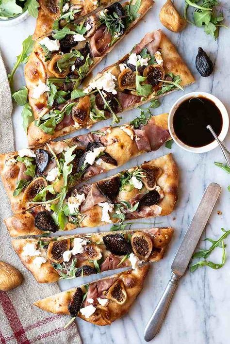 Gourmet Flatbreads, Flatbread Food Photography, Flatbread Bar, Fig Pizza Recipes, Fig Flatbread, Fig Pizza, Goats Cheese Flatbread, Dried Fig Recipes, Goat Cheese Pizza