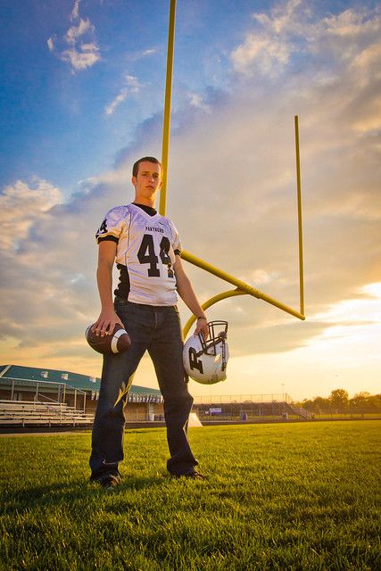 Football Senior Photos, Football Senior Pictures, Senior Year Pictures, Senior Photos Boys, Football Poses, Senior Football, Senior Boy Poses, Sport Portraits, Male Senior Pictures