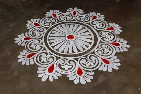 Chuna Rangoli Design, Simple Jhoti Chita Design, Muggulu Design Simple With Colors, Alpona Painting, Kalka Design, Jhoti Design, Muggulu Design Simple, Diwali Toran, Kolka Design