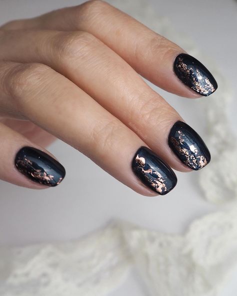 Navy blue nails with rose gold foil detailing Navy Blue Rose Gold Nails, Navy Rose Gold Nails, Navy Blue And Rose Gold Nails, Black Nails With Foil, Navy And Rose Gold Nails, Nails With Rose Gold Foil, Nails With Rose Gold, Foil Nail Designs, Navy Nails