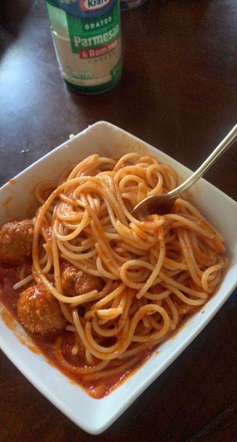 Spaghetti And Meatballs Aesthetic, Food Cravings Aesthetic, Spaghetti Aesthetic, Foods Aesthetics, Yummy Meatballs, Pasta Date, Pasta With Meatballs, Hospital Food, Pasta Lunch