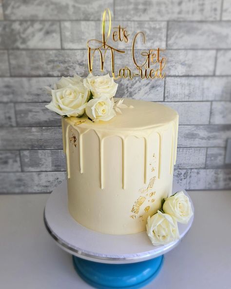 Let's get married! Simple, elegant cake for the special couple 💍 Congratulations on your engagement. Rokafied Cake, Cakes For Engagement Couple, Cakes For Engagement, Simple Elegant Cake, Sister Cake, Bridal Shower Props, Congratulations Cake, Engagement Party Cake, Mums Birthday