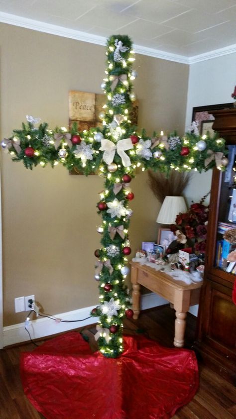 2016 CHRISTmas Cross we built and decorated this year, which gave a whole new meaning for my children. This means so much to me is so many ways but all I have to say is THANK YOU JESUS!! Outdoor Cross Christmas Decorations, Cross Trees, Christmas Tree Cross, Cross Ideas, Christmas Parade Floats, Christmas Doors, Cross Tree, Church Christmas Decorations, Christmas Manger