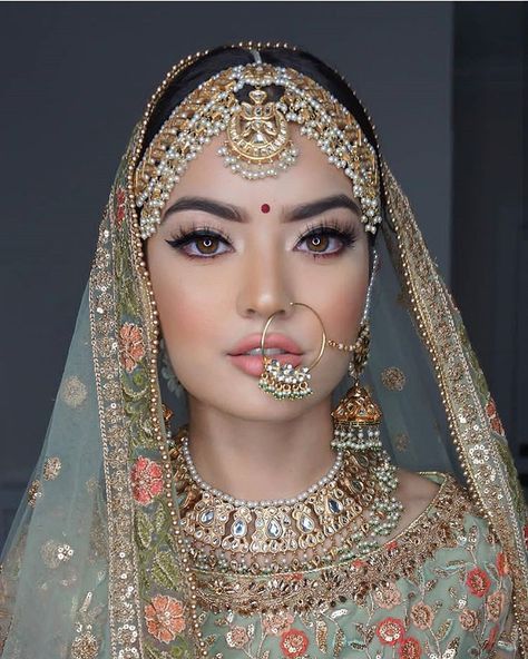 Mehandi Outfit, Bride Makeup Natural, Bollywood Makeup, Indian Wedding Makeup, Indian Bride Makeup, Couture Makeup, Bridal Makeup Images, Bengali Bride, Bridal Attire