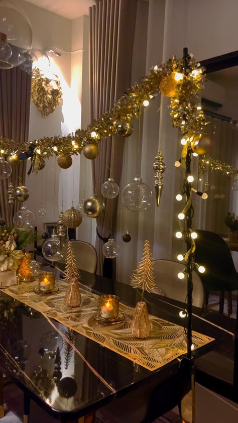 Candles in gold holders, and mini wreaths placed at each plate for a personalized touch. Gold Christmas Table, Christmas Table Inspiration, Golden Cutlery, Christmas Table Setting Ideas, Christmas Dining Table Decorations, Black Tableware, Wedding Dining Decor, Dining Table Decorations, Black Gold Christmas