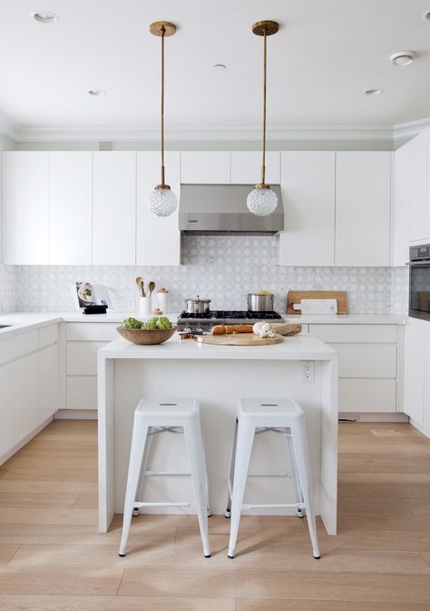 Small Kitchen Islands, Contemporary White Kitchen, Island Farmhouse, Small Modern Kitchens, Small Kitchen Layouts, Small Kitchen Island, Kitchen Room Design, Kitchen Inspiration Design, Apartment Kitchen