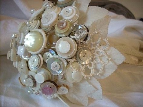 Bridal Brooch, Bridal Brooch Bouquet, Button Bouquet, Buttons And Bows, Button Ideas, Unique Bouquet, Wedding Bouquet Ideas, Diy Buttons, Brooch Bouquets