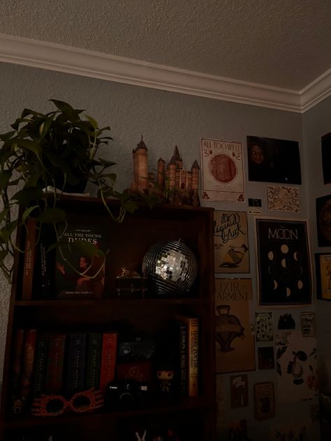 James Potter Bedroom Aesthetic, Library Decor Aesthetic, Marauders Inspired Room, Marauders Themed Room, Marauders Room Aesthetic, Marauders Bedroom Aesthetic, Marauders Bedroom, Marauders Room Decor, Autumn Room Aesthetic