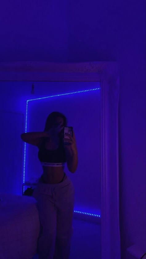 Led Light Mirror Pics, Waist Small Mirror Pics, Female Mirror Pics, No Face Mirror Selfie Aesthetic, Fake Insta Story Mirror Pics, Cute Selfies Poses Instagram, Snap Inspo Pics, Mirror Selfie Body Poses, Hot Mirror Poses For Instagram