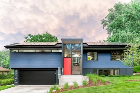 '60s split-level in Golden Valley is transformed into modern dream home - StarTribune.com Split Level Exterior, Split Level Remodel, Split Entry, Mid Century Exterior, Built In Dresser, 1960s Home, Split Level House, Midcentury Home, Level Homes